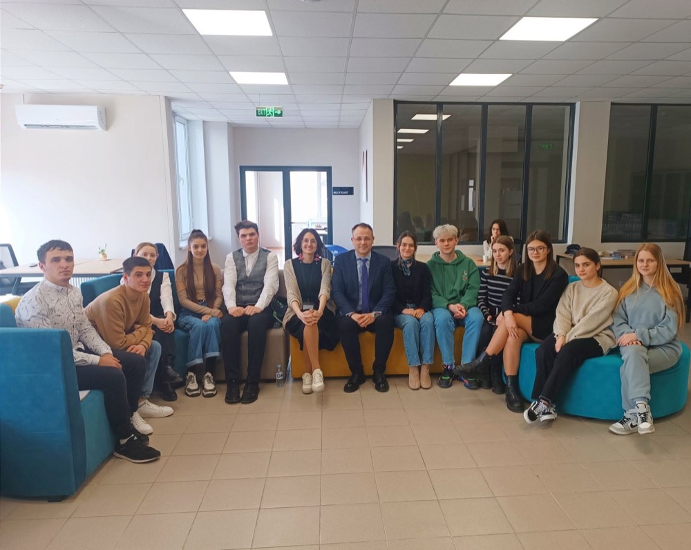 Haruta Advisory CEO delivers lecture on international relations to Comrat University students