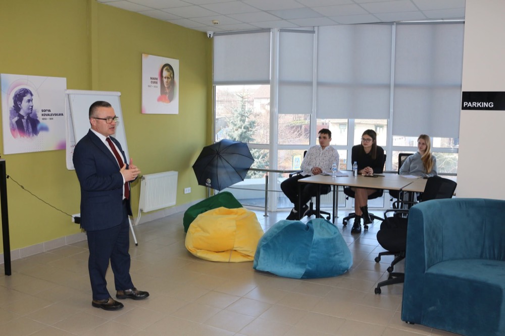 Haruta Advisory CEO delivers lecture on international relations to Comrat University students